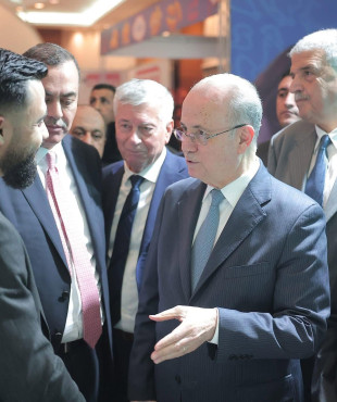 Visit of the Prime Minister to the To-me Cosmetics Booth during the Palestinian Products Exhibition.